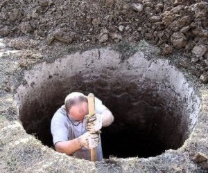 Подготовка ямы для погреба из бетонных колец