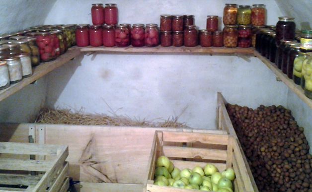 Овощи и заготовки в подвале