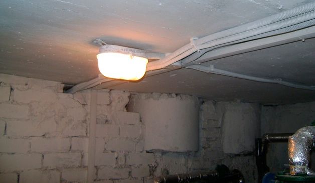 Светильник в подвале